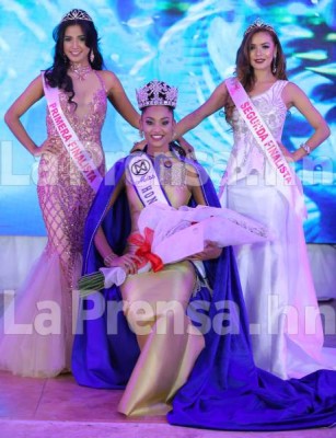 La nueva reina junto a la primera y segunda finalista del concurso.