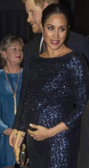 Como un guiño a la difunta madre del príncipe Harry, Meghan llevaba una de las pulseras de Diana: un brazalete de oro abierto con dos piedras oscuras.