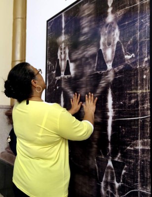 Réplica de la Sábana Santa se aprecia en la Basílica de Suyapa