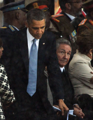 Raúl Castro mira a Barack Obama.