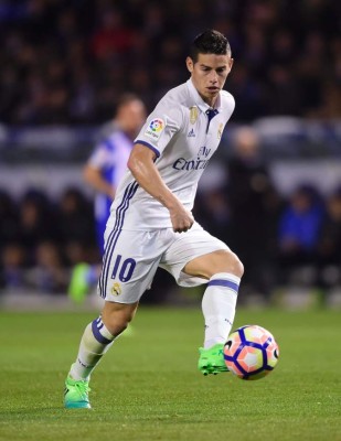 (FILES) This file photo taken on April 26, 2017 shows Real Madrid's Colombian midfielder James Rodriguez controlling the ball during the Spanish league football match RC Deportivo vs Real Madrid CF at the Municipal de Riazor stadium in La Coruna.Real Madrid's Colombian midfielder James Rodríguez will be loaned to Bayern Munich for two years, the two football clubs announced on July 11, 2017. According to the website of the German champion, the loan contract contains a call option. / AFP PHOTO / MIGUEL RIOPA