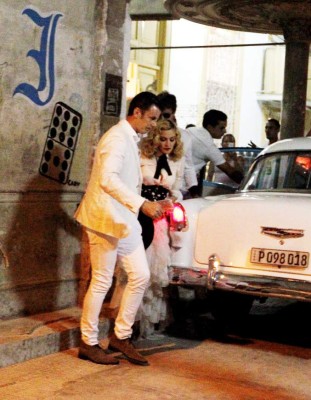 HAB103 LA HABANA (CUBA), 16/08/2016.- La cantante y compositora Madonna (d) llega hoy, martes 16 de agosto del 2016, al restaurante 'La Guarida' en La Habana (Cuba). Madonna, que hoy cumple 58 años, celebró el día con un paseo por las pintorescas calles del lugar, que también recorrió a bordo de uno de los clásicos coches de época que circulan por la ciudad, conocidos como 'almendrones'. EFE/ Ernesto Mastrascusa