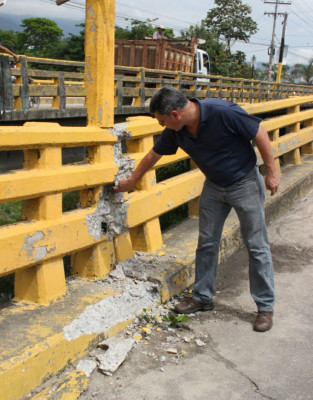 Por negligencia de alcaldía sampedrana se dañó puente Las Brisas