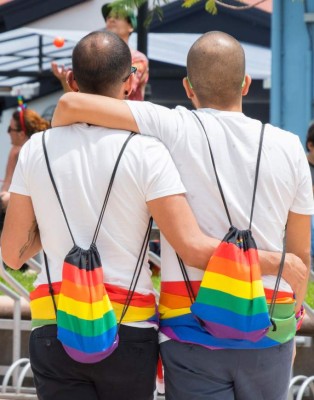 (FILES) In this file picture taken on August 4, 2018 members of the LGBTI community take part in a demonstration in front of the Supreme Court of Justice in San Jose, to demand the legalization of same-sex marriage. - Same-sex couples in Costa Rica will be able to marry starting on May 26, 2020 when a judicial provision that authorizes these marriages will come into force, although it will not have the party climate expected by the containment measures of the new coronavirus. (Photo by Ezequiel BECERRA / AFP)