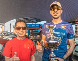 Keiichi Tsuchiya y Wilberto López con su galardón por el primer lugar