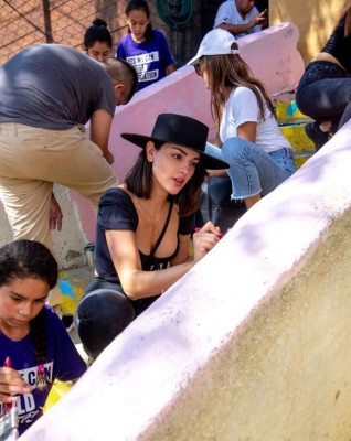 Eiza González visita a niños migrantes en frontera de EEUU