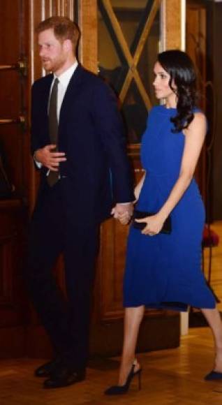 Durante la cena de ' 100 Days to Peace' en Londres el pasado 06 de septiembre la duquesa de Sussex, en su primer trimestre, usó un holgado número de Jason Wu.