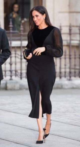 Para su primera aparición en solitario el pasado 25 de septiembre Meghan optó por un vestido negro, el color por excelencia a la hora de estilizar la figura.