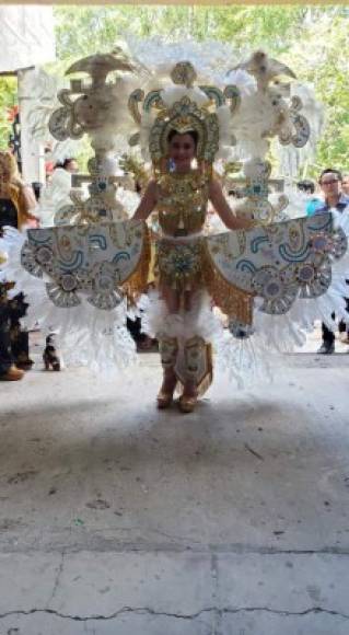 Los docentes resaltaron la cultura de cada uno de sus municipios por medio de hermosos vestidos.