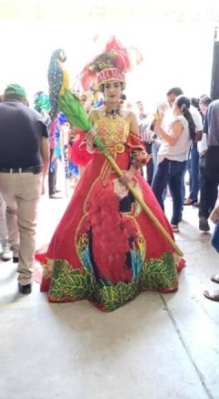 Este bello traje típico tiene pintado el ave nacional de Honduras, la guacamaya roja.