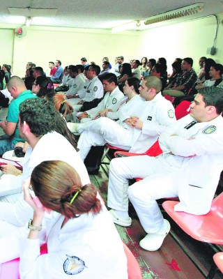 Médicos internos abandonan áreas de hospitalización por falta de pago