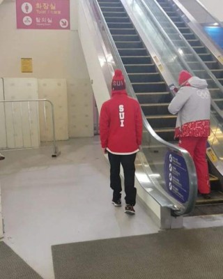 La impresionante forma en que un atleta sube las escaleras  