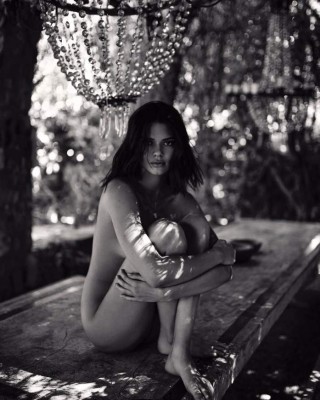 Kendall Jenner posa desnuda, pero sus pies se roban la atención