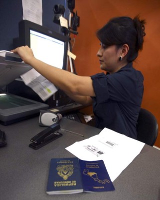 Entregan 5,000 pasaportes tramitados en cabinas móviles