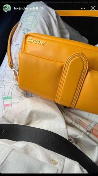 El bolso que ha elegido Borja Iglesias para asistir al evento de Ibai Llanos es de la marca francesa Jacquemus. El delantero se ha decantado por un ‘Le Bambimou’ de color amarillo que tiene un precio de 950 euros.