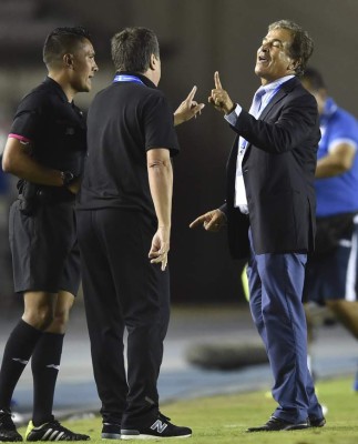 Honduras's coach Jorge Luis Pinto (R) gestures at Hernan Dario Gomez the coach from Panama during the Central American Football Union (UNCAF) tournament at Rommel Fernandez stadium in Panama City on January 17, 2017. / AFP PHOTO / RODRIGO ARANGUA