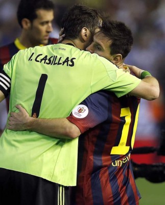 Foto: Cristiano Ronaldo consoló a Messi al final del partido