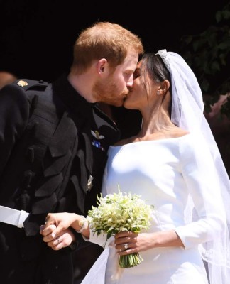 Windsor (United Kingdom), 19/05/2018.- Britain's Prince Harry (L) and Meghan Markle (R) kiss as they exit St George's Chapel in Windsor Castle after their royal wedding ceremony, in Windsor, Britain, 19 May 2018. The couple have been bestowed the royal titles of Duke and Duchess of Sussex on them by the British monarch. (Duque Duquesa Cambridge) EFE/EPA/NEIL HALL / POOL