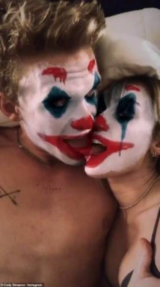 Ésta no es la primera vez que Miley Cyrus y Cody Simpson se dejan ver en polémicas instantáneas. Hace unos días la pareja se grabó usando un filtró del Joker mientras comparten besos que se tornan demasiado atrevidos para ser compartidos con los fans.<br/>