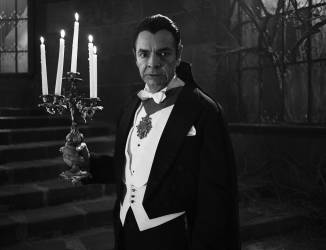 El actor mexicano Eugenio Derbez, durante un extracto de la serie 'Y llegaron de noche'. El actor mexicano Eugenio Derbez será Drácula.