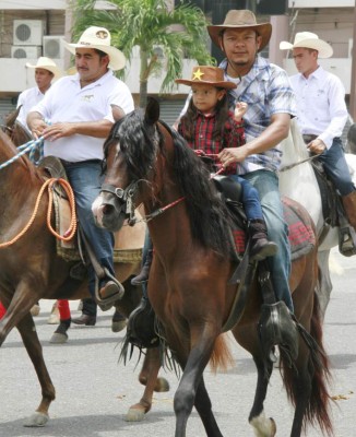 Desfile de caballos pura sangre entretienen a sampedranos