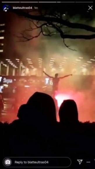 En un video publicado en las redes sociales se percibe el lanzamiento de bengalas contra la estatua. Luego fue cubierta por una barrera de protección.