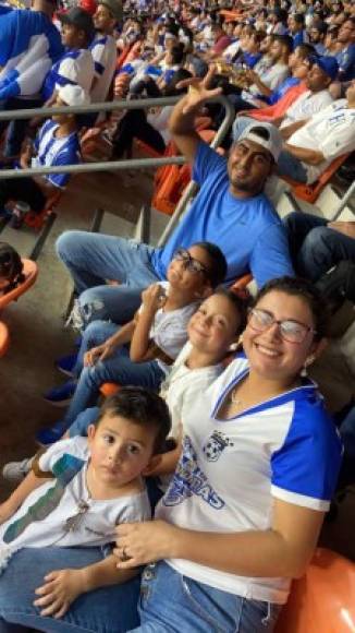 Esta familia hondureña, feliz en el estadio BBVA Compass de Houston.
