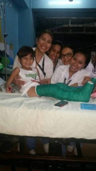 El pequeño contagia de alegría a quien lo conoce, aquí con personal del Hospital Escuela donde lo operaron.