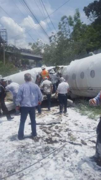 Informó que la aeronave comercial procedente de Austin, Texas, Estados Unidos, se salió de la corta pista del aeropuerto Toncontín, en el sur de Tegucigalpa, durante el aterrizaje y calló en un pequeño abismo hasta quedar partida en dos sobre una carretera.<br/>