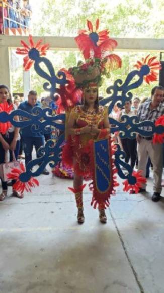 El quinto lugar fue para la representante del municipio de San Vicente Centenario, quien lució un hermoso vestido combinado con cultura y fantasía.