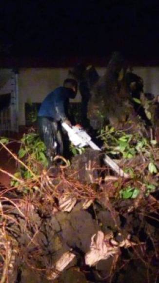 Algunos de los afectados dijeron a periodistas que el estruendo fue acompañado por un temblor, y por una lluvia de granizo.