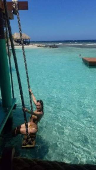 'Cuando te sientes como sirena es porque estás en el paraíso. Enamorada de #Roatan', con esa frase, la periodista Carmen Dominicci compartió esta fotografía de su visita a la isla hondureña.