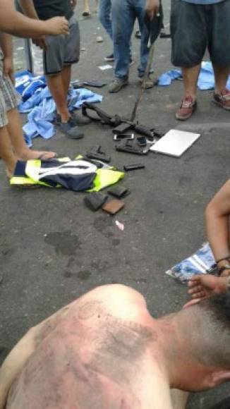 Un reporte de la policía indica que a los agentes les jericó y varias municiones, otros dicen que los manifestantes les dejaron sus pertenencias.