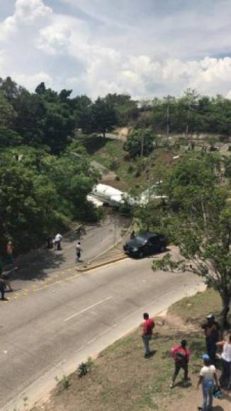 Elementos del Cuerpo de Bomberon llegaron de inmediato hasta el lugar para echarle agua a la aeronave que se quebró prácticamente en dos.<br/>