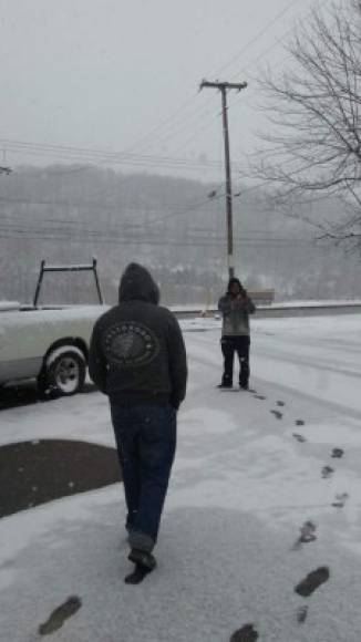 Luis Vásquez y uno de sus amigos tomaron imágenes de la nevada en su camino al trabajo.