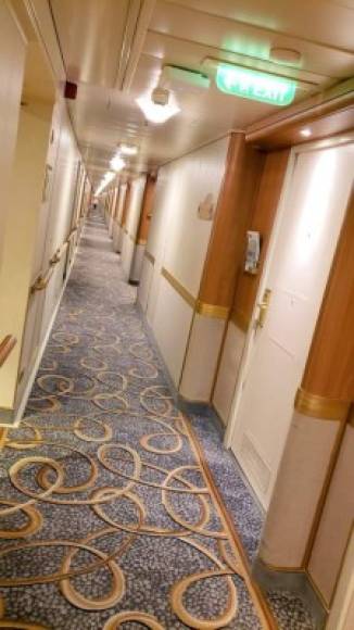 Pasajeros compartieron imágenes en Twitter de los salones y pasillos vacíos del enorme crucero, luego de que autoridades pidieran a todos permanecer en sus camarotes.