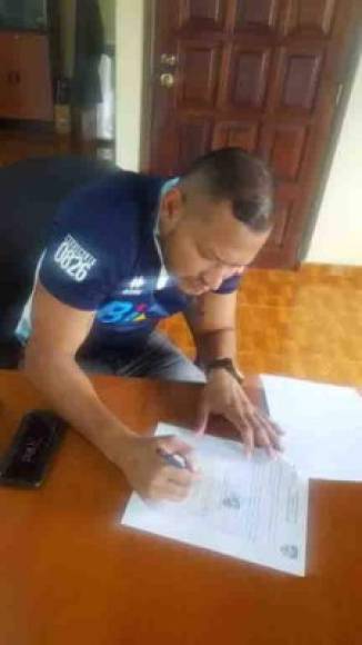 Donaldo Morales: El portero firmó su contrato por un año con el Real de Minas, el nuevo inquilino de la Liga Nacional.