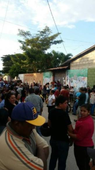 Electores esperan luego de concluir las votaciones en Comayagua.