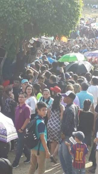 Fueron miles de evangélicos que despidieron a la pastora Ninoska en el cementerio Jardines del Recuerdo de San Pedro Sula.