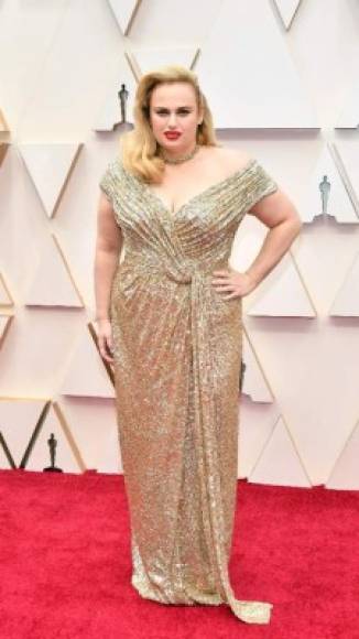 La irreverente Rebel Wilson lució glamourosa con su vestido dorado brillante, las ondas holgadas de Hollywood y el audaz lápiz labial rojo. Su hermoso vestido fue hecho a medida por Jason Wu.