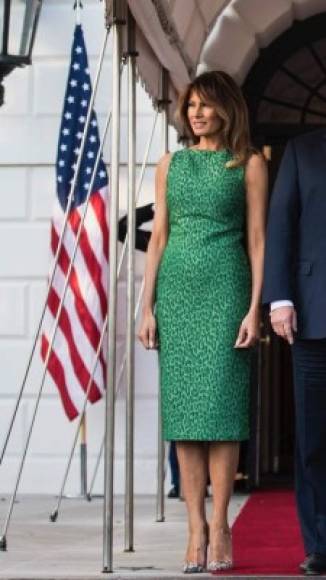 Melania lució espectacular en un vestido color verde esmeralda y estampado de leopardo, del diseñador estadounidense Brandon Maxwell.