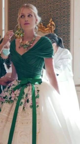 Lady Kitty combinó, además, este mismo vestido con una parte superior en color verde y un gran moño del mismo tono.