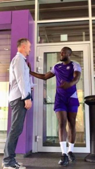 El delantero belga Lukaku está entrenando con el Anderlecht, club en donde milita Andy Nájar, mientras espera acerca de su futuro. El jugador belga no ha participado en la pretemporada del Manchester United y su salida es cuestión de días.