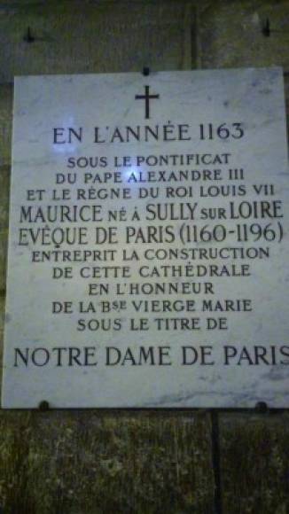 El obispo de la ciudad Maurice de Sully decidió en 1160 construir una catedral en el estilo de la época y, respaldado por el rey Luis VII, por los notables y por múltiples corporaciones profesionales, las obras comenzaron tres años después, pero tardaron en finalizar algo más de un siglo, en 1272.