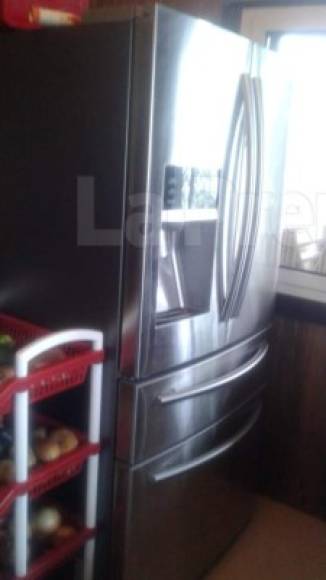 Una refrigeradora en el interior de la casa de campo.