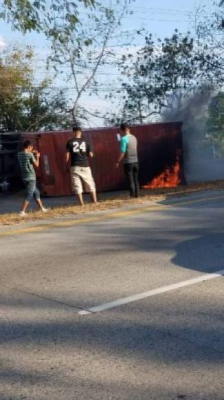 El accidente también produjo un pequeño incendio que fue controlado por el personal bomberil.