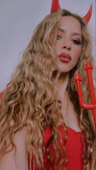 A través de una coqueta imagen en sus redes sociales, Shakira se dejó ver como una traviesa y sensual diabla, con cuernitos y tridente incluidos.