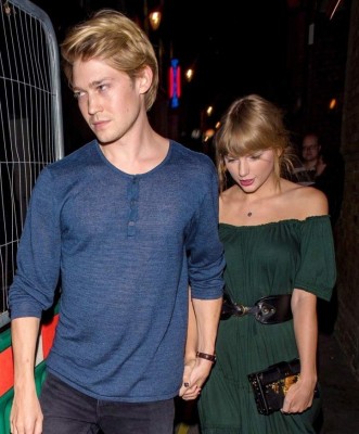 Novio de Taylor Swift se niega a hablar de su relación