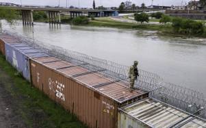 Un soldado de la Guardia Nacional vigila el río Bravo desde una barrera de protección en la frontera sur de Texas.