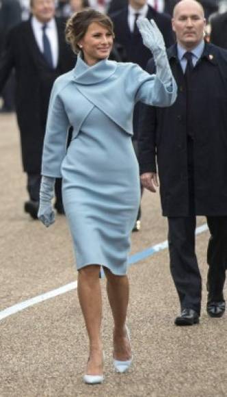 Para la ceremonia de investidura, Melania Trump lució un traje del diseñador Ralph Lauren y revivió el recuerdo de la exprimera dama Jackie Kennedy.